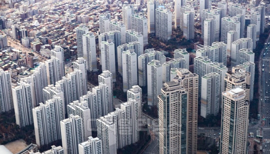 작년 말 헌법재판소의 합헌 판결로 재건축 아파트 단지에 대한 초과이익 환수 제도가 본격적으로 작동할 전망이다. 사진은 서울 송파구 잠실 롯데월드타워에서 바라본 인근 아파트 단지 모습.  <연합뉴스>